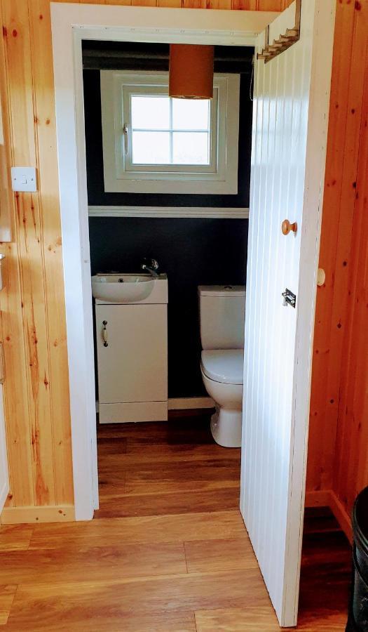 Small Cozy Shepherd Hut 20 By 7 Feet With Boxed In High Double Bed 巴尔马卡拉 外观 照片