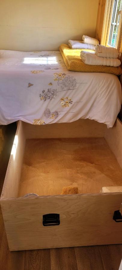 Small Cozy Shepherd Hut 20 By 7 Feet With Boxed In High Double Bed 巴尔马卡拉 外观 照片